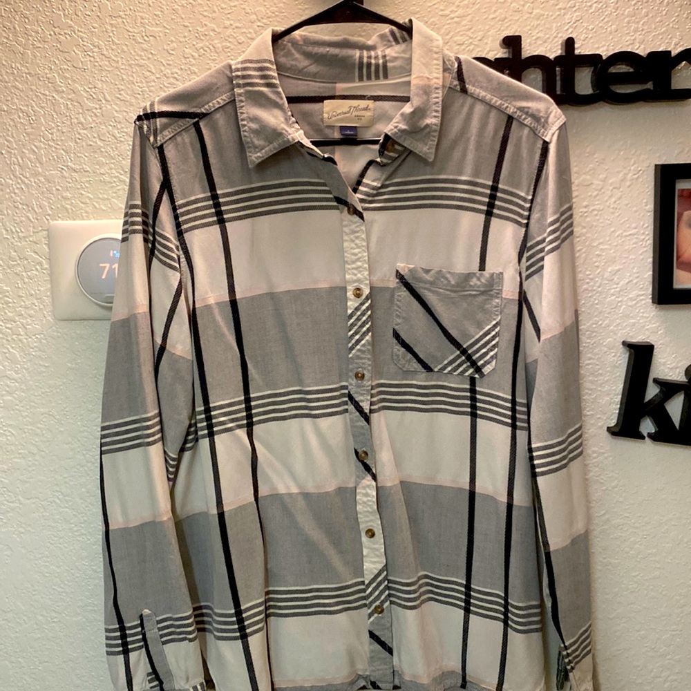Universal Thread size L, long sleeve, white, black, grey, light pink blouse.